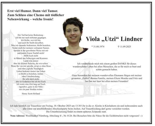 Ein Trauerbild zeigt eine Frau mit kurzem dunklem Haar in der Mitte. Links steht ein Zitat über den Tod von Henry Scott-Holland. Rechts ist der Name "Viola 'Utzi' Lindner" mit Geburts- und Todesdatum. Darunter bedankt sie sich bei Familie und Freunden. Unten links eine Einladung zur Trauerfeier, Details zur Urnenbeisetzung und eine humorvolle Notiz über Nüsse für Eichhörnchen am neuen Ort. Im Hintergrund ist ein verschwommenes Bild einer Brücke.