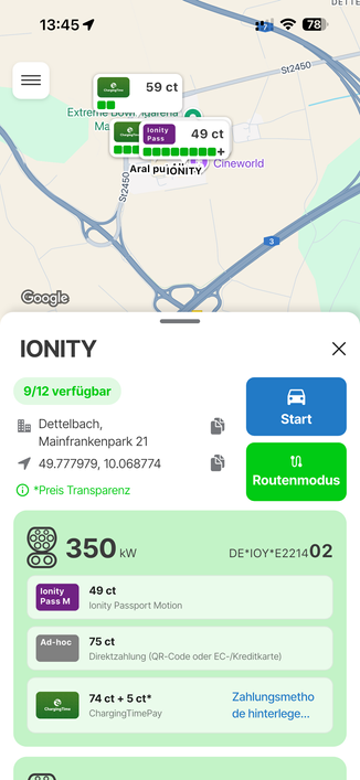 Eine Karte zeigt den Standort einer IONITY-Ladestation in Dettelbach, Mainfrankenpark 21. Es sind 9 von 12 Ladepunkten verfügbar. Die Stromstärke beträgt 350 kW. Die Preisoptionen sind: Ionity Pass M für 49 ct/kWh, Ad-hoc für 75 ct/kWh und ChargingTimePay für 74 ct + 5 ct. Oben befindet sich eine Navigationsoption mit "Start" und "Routenmodus".