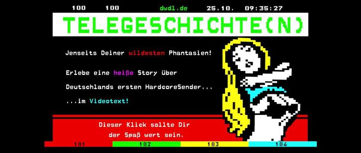 Das Bild zeigt eine typische Videotext-Seite im Retro-Design mit bunten Farben und grober Pixelgrafik. Im oberen Teil steht groß und grün „TELEGESCHICHTE(N)“. Rechts ist eine gezeichnete blonde Frau mit blauem Oberteil und weißem Rock im Comicstil zu sehen. Der Text verspricht eine „heiße Story“ und verweist auf „Deutschlands ersten HardcoreSender ... im Videotext!“. Unten in einer roten Box steht: „Dieser Klick sollte Dir der Spaß wert sein.“ 