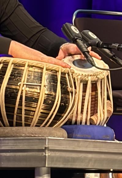 Bongos und Mikrofone auf einer Bühne